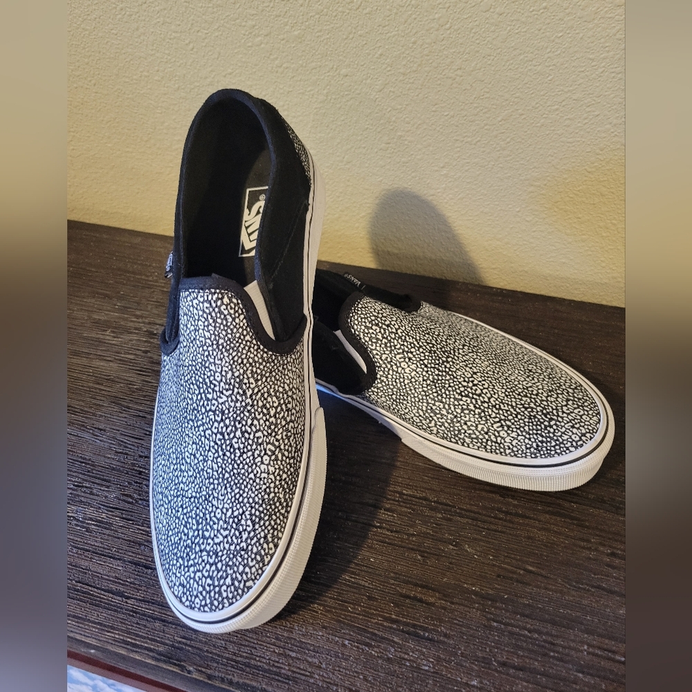 VANS WMNS CLASSIC SLIP-ON Black And White Sneakers New
